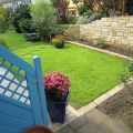Gartenumgestaltung-Mauer-Beet-Rasen-Terrasse-Palisade